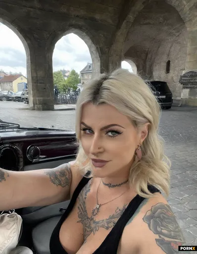 21 jährige Französin mit Tattoos und Piercing