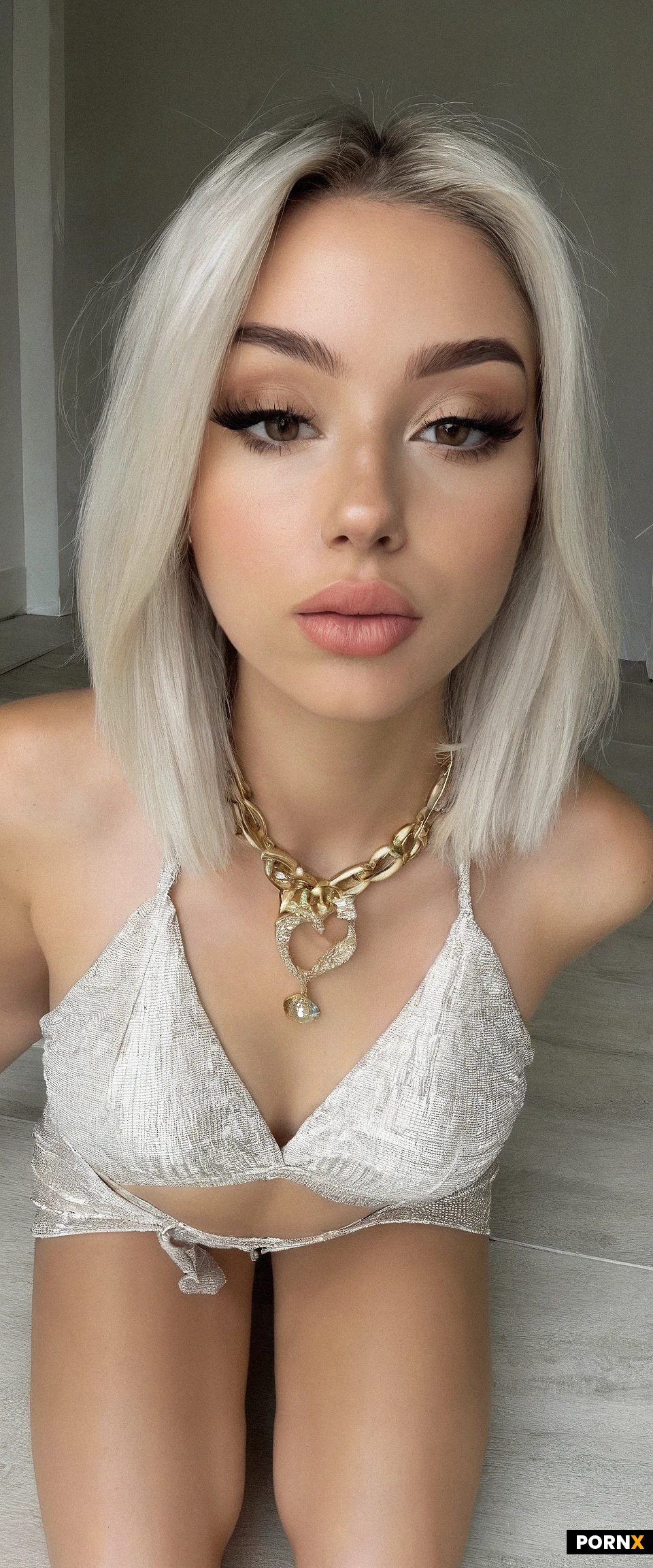 HighRes, best_quality, hiDef
19yo, (gorgeous_beautiful_face:1.9), white_woman,pale skin,platinum_blonde_hair,, dark_brown_eyes,gold necklace,full body view,slutty expression,pov,on knees,presenting toes