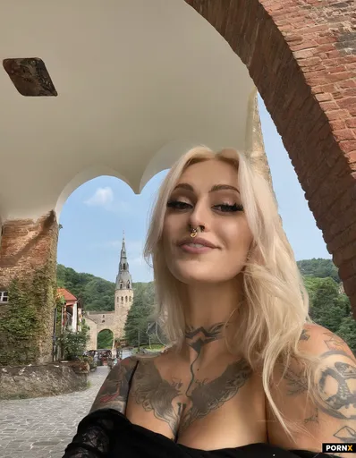 21 jährige Französin mit Tattoos und Piercing